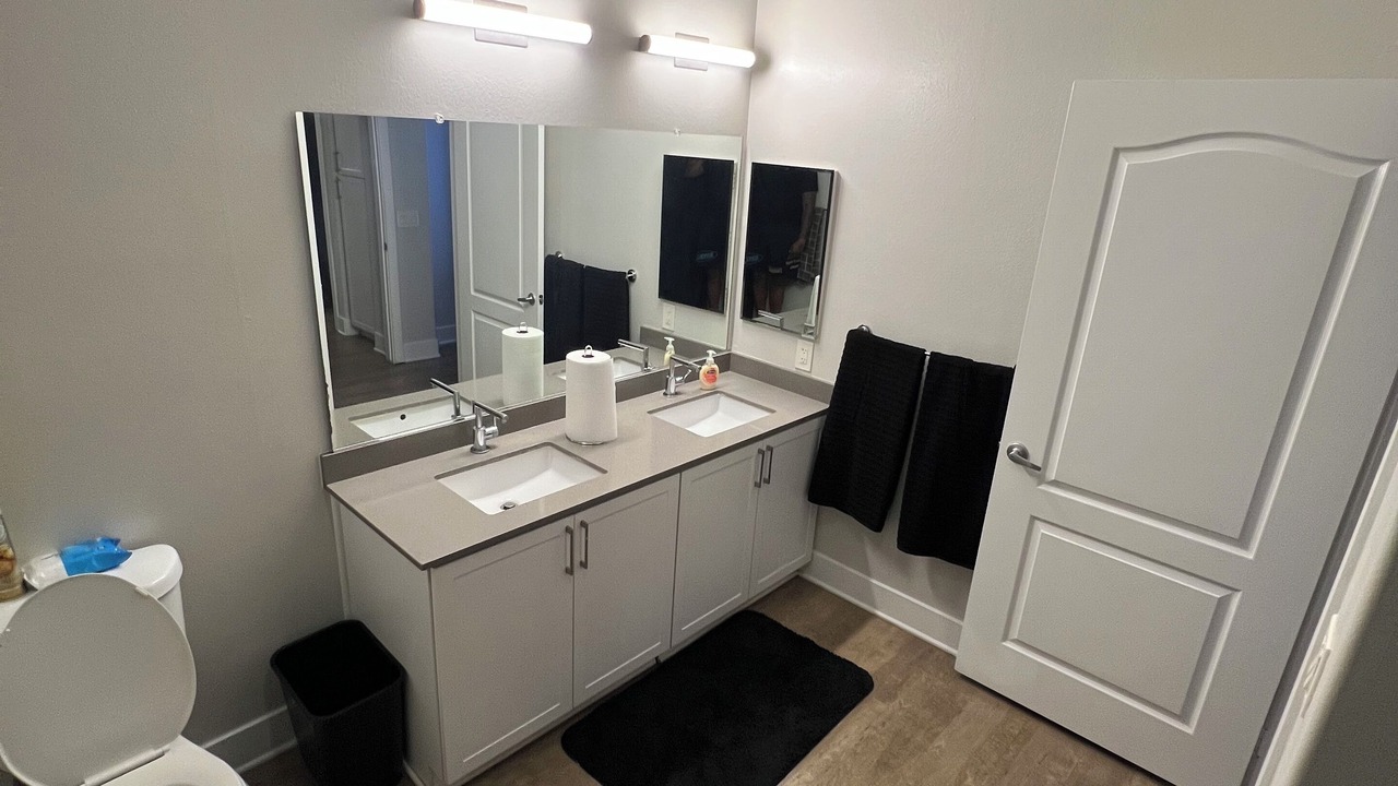 Photo of Bathroom in Mid-Wilshire