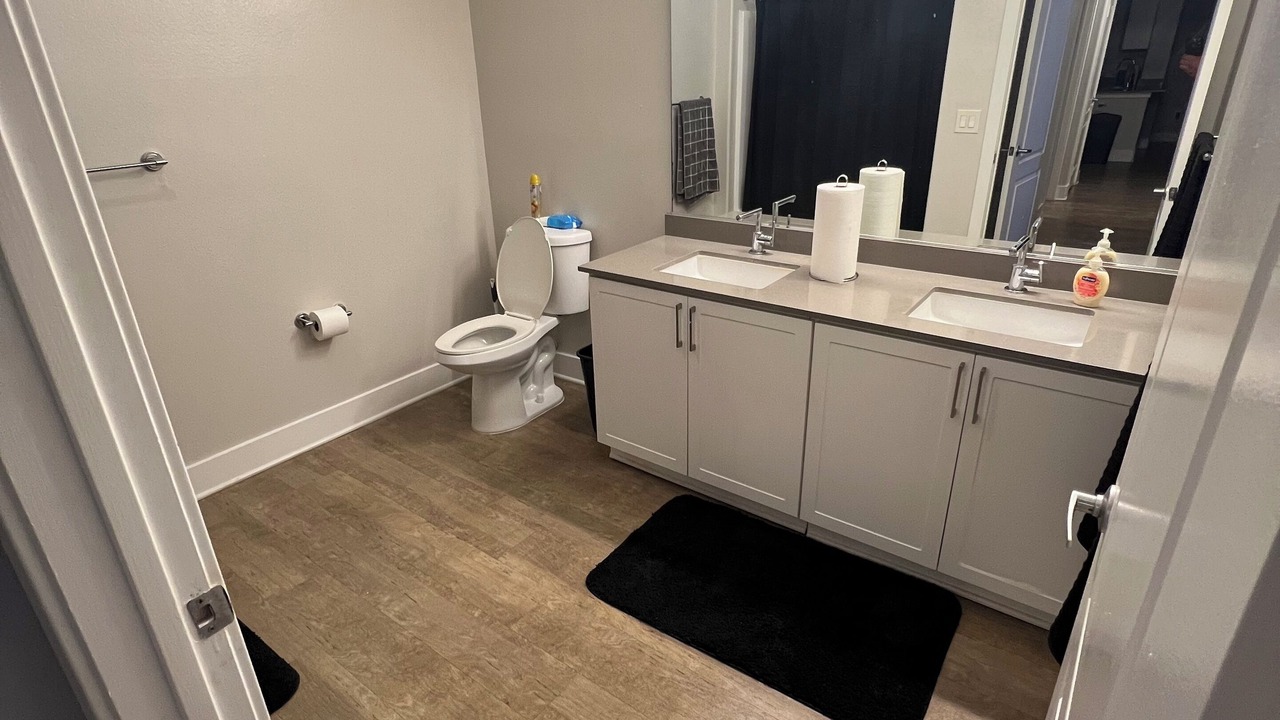 Photo of Bathroom in Mid-Wilshire
