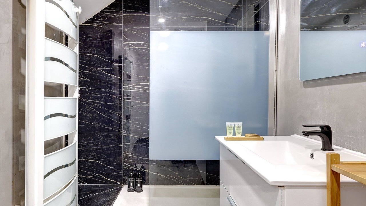 Photo of Bathroom in Quartier Saint-Ambroise