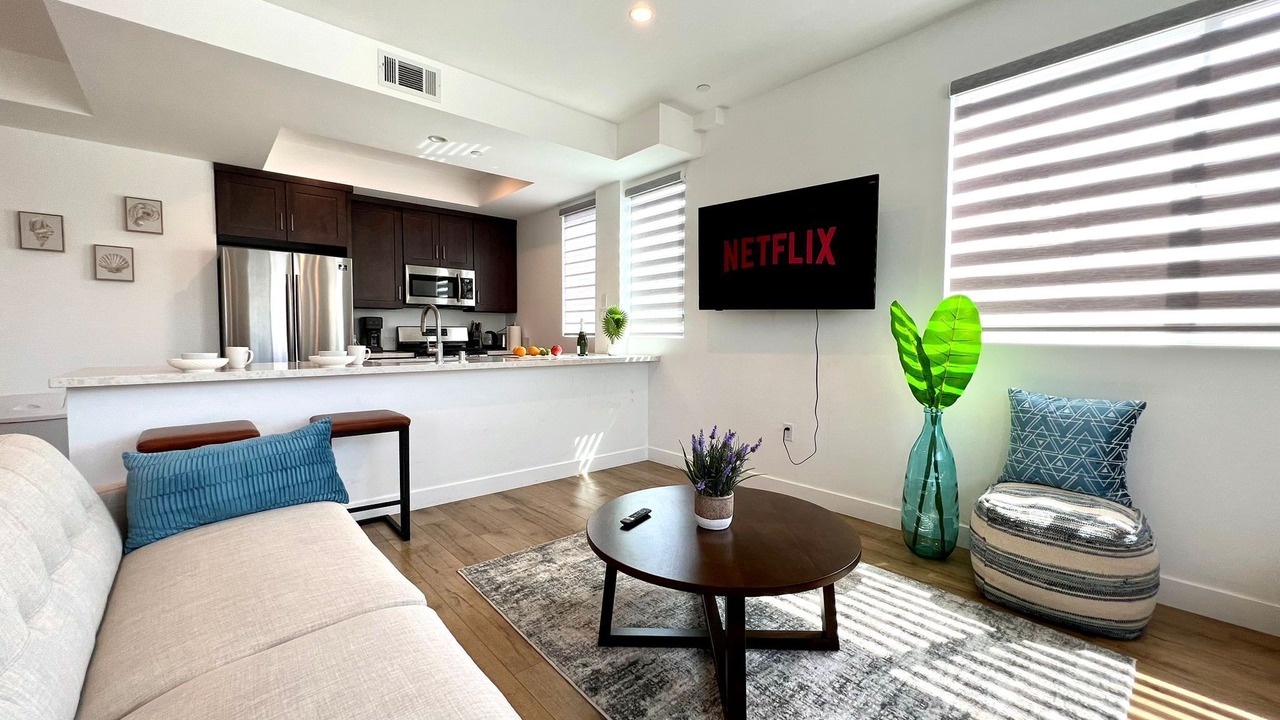 Photo of Livingroom in Pico-Union