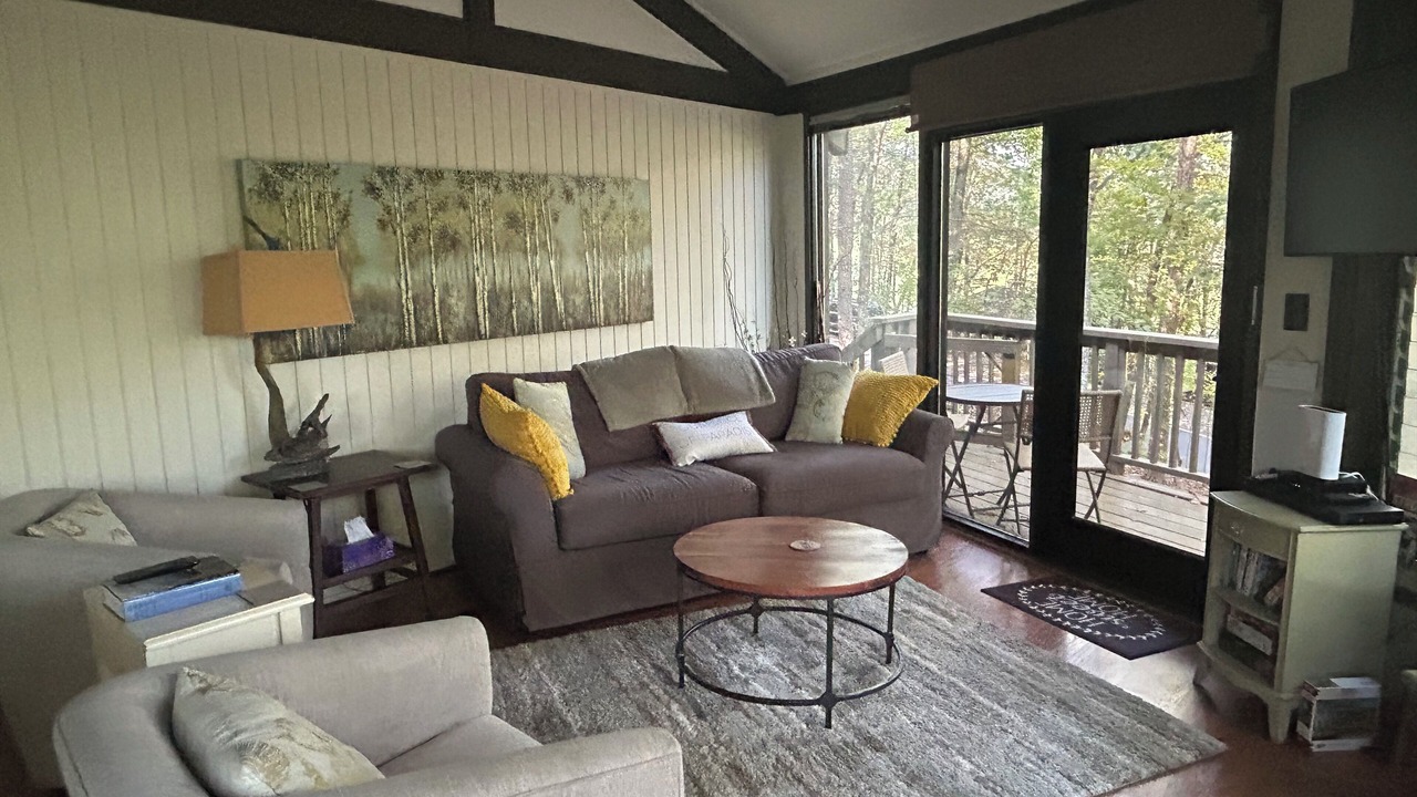 Photo of Livingroom in Big Canoe
