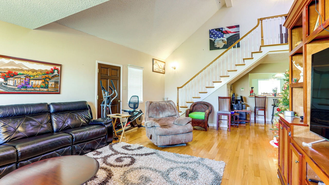 Photo of Livingroom in Lake Terrace & Oaks