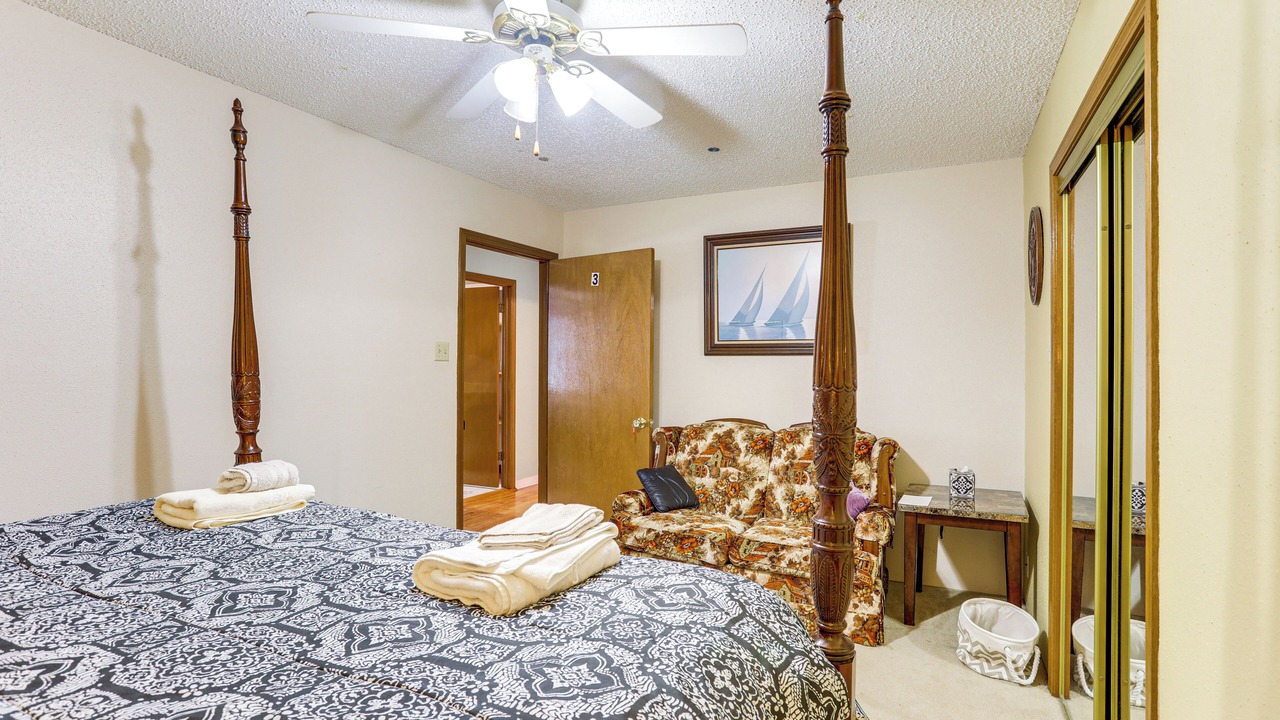 Photo of Bedroom in Lake Terrace & Oaks