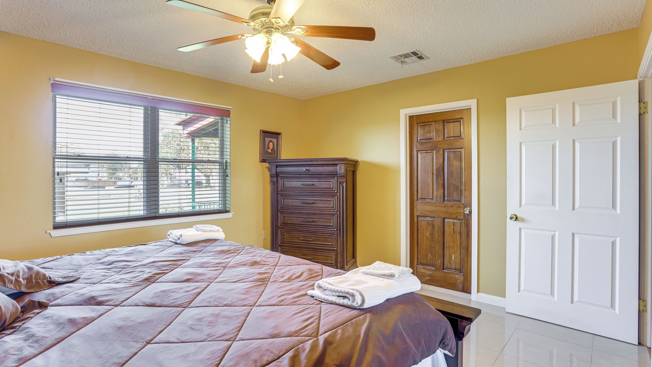Photo of Bedroom in Lake Terrace & Oaks