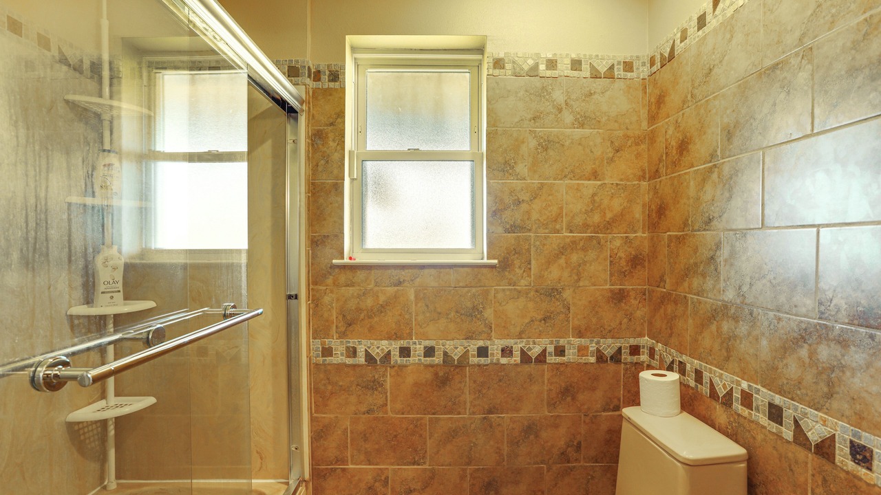 Photo of Bathroom in Lake Terrace & Oaks