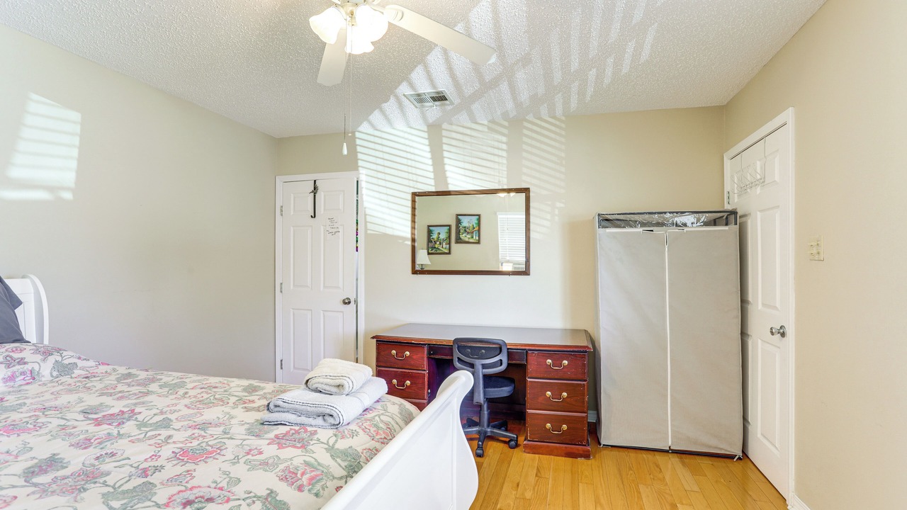 Photo of Bedroom in Lake Terrace & Oaks