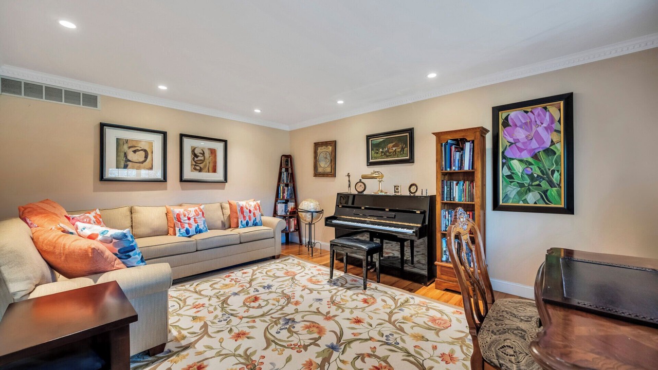 Photo of Livingroom in Village of Southampton