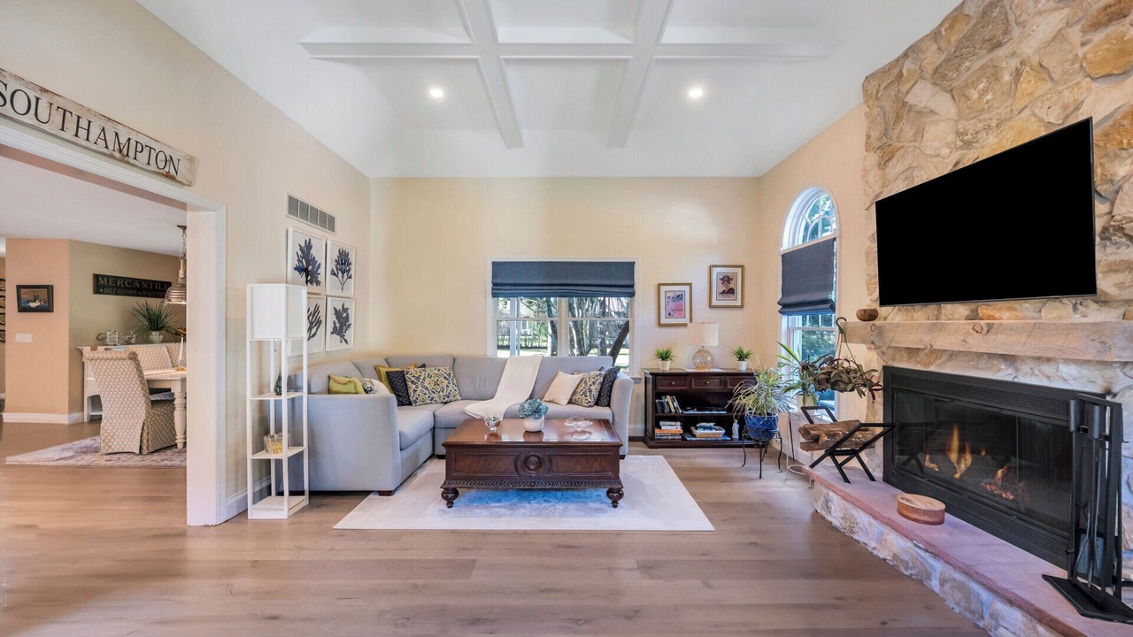 Photo of Livingroom in Village of Southampton