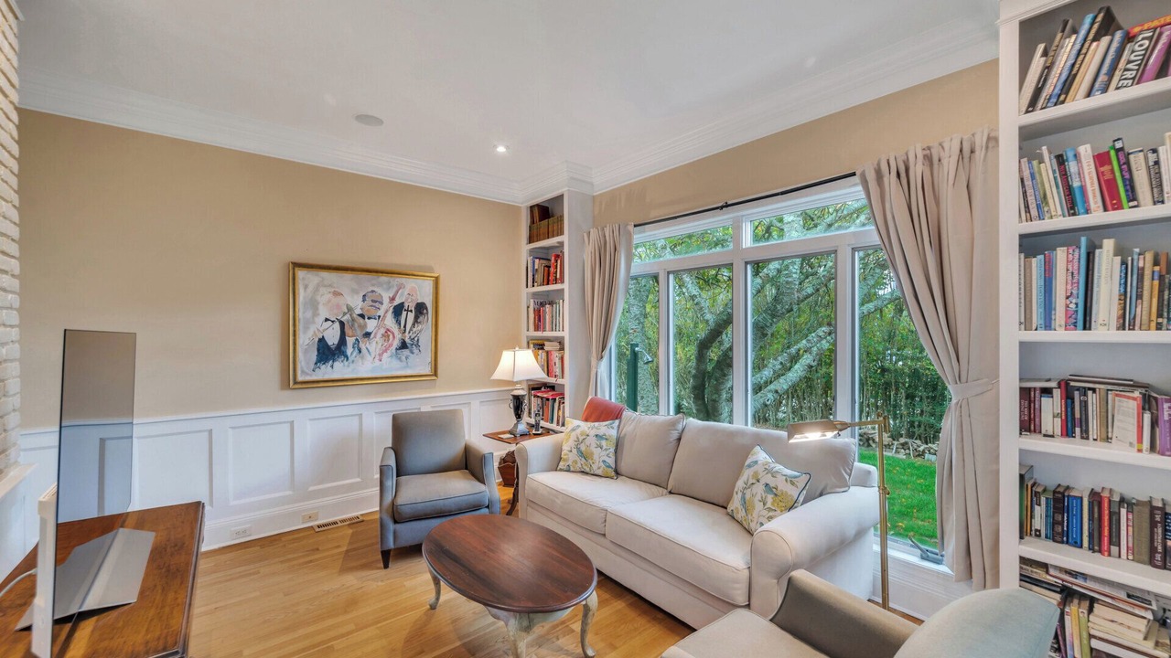 Photo of Livingroom in Village of Southampton