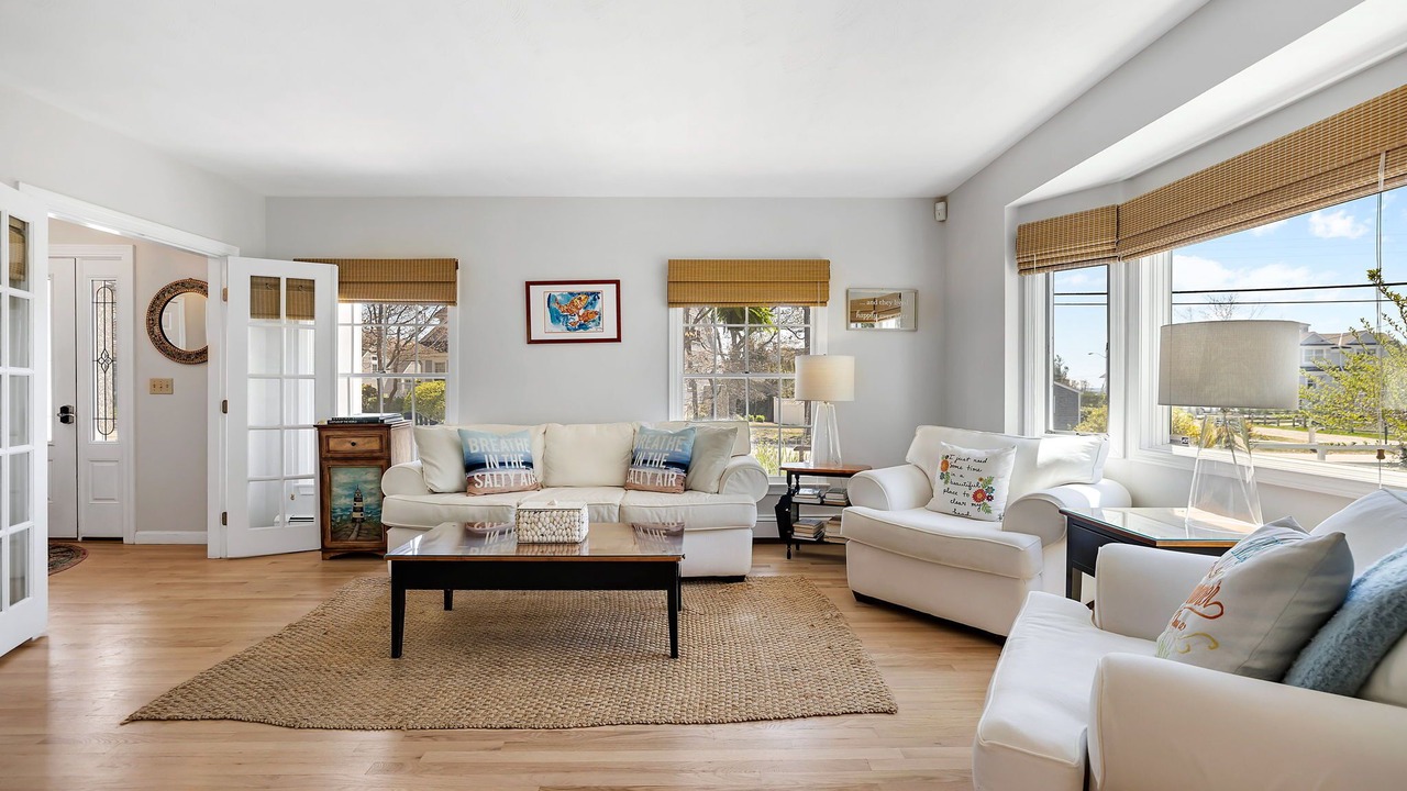 Photo of Livingroom in Popponesset