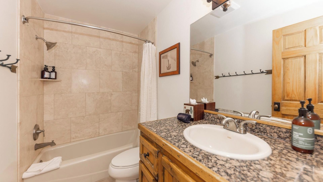 Photo of Bathroom in Peak 8