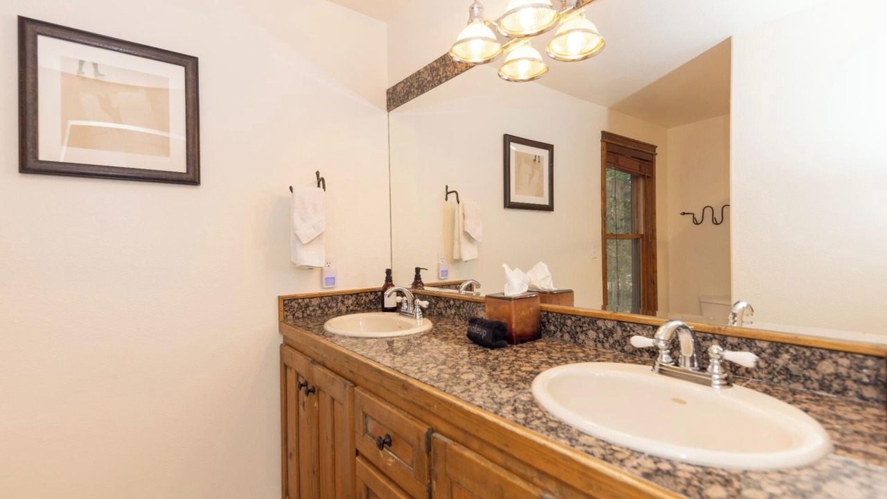 Photo of Bathroom in Peak 8