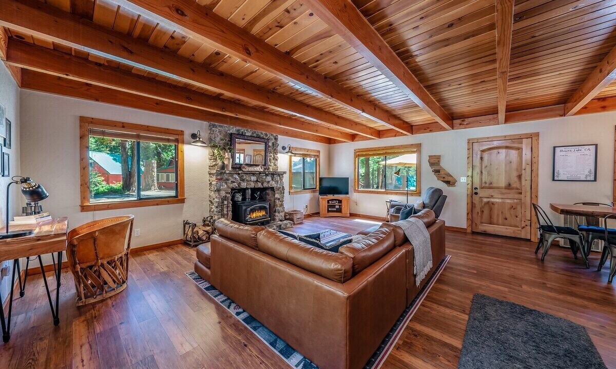 Photo of Livingroom in Shaver Lake