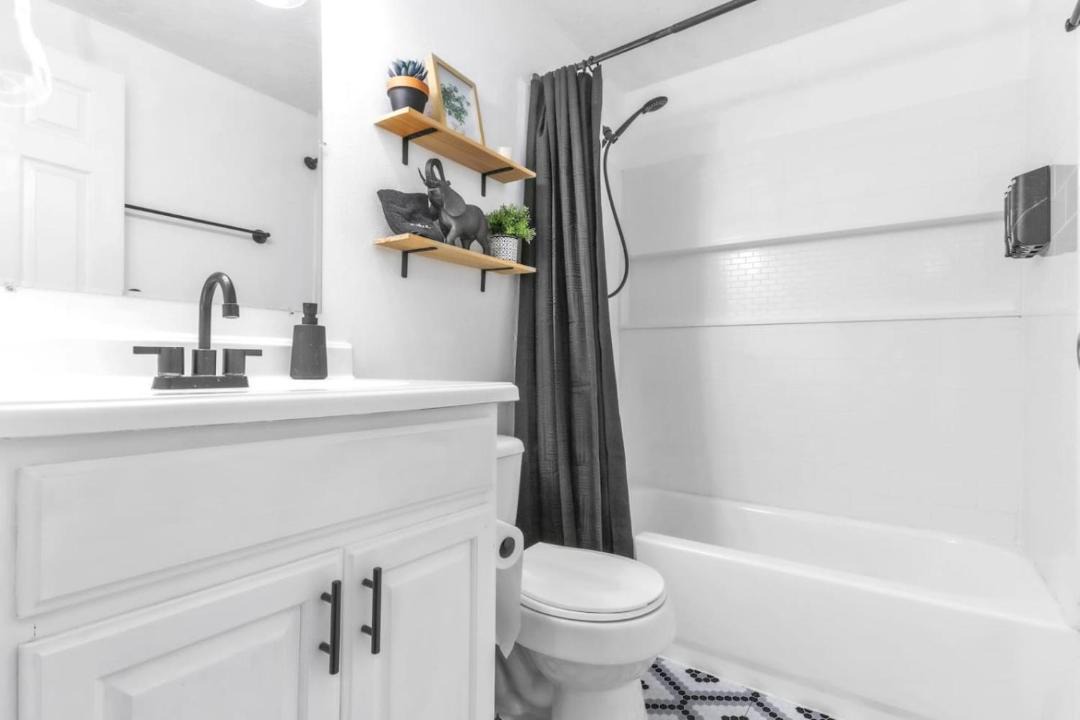 Photo of Bathroom in Lakeview