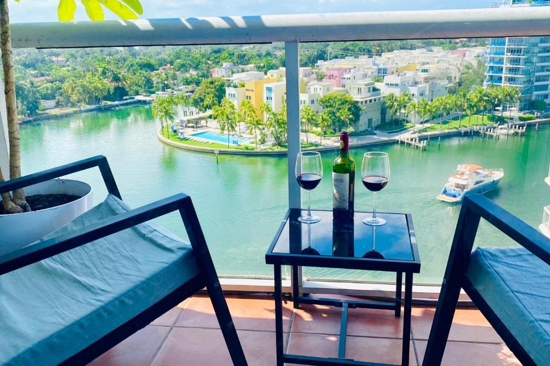 Photo of Patio Balcony in Mid Beach