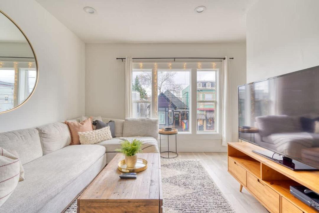 Photo of Livingroom in Hosford-Abernethy
