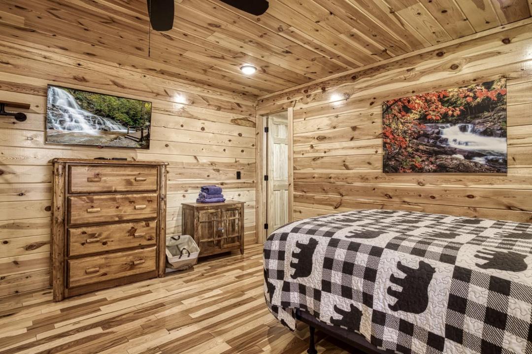 Photo of Bedroom in White Oak Lodge