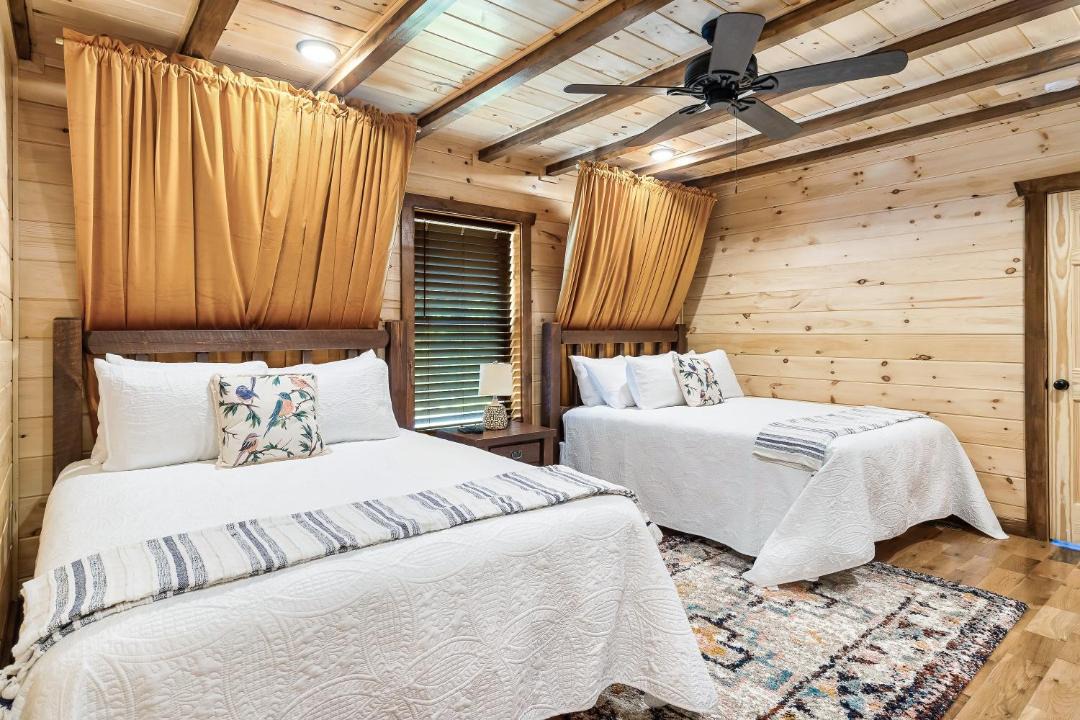 Photo of Bedroom in White Oak Lodge