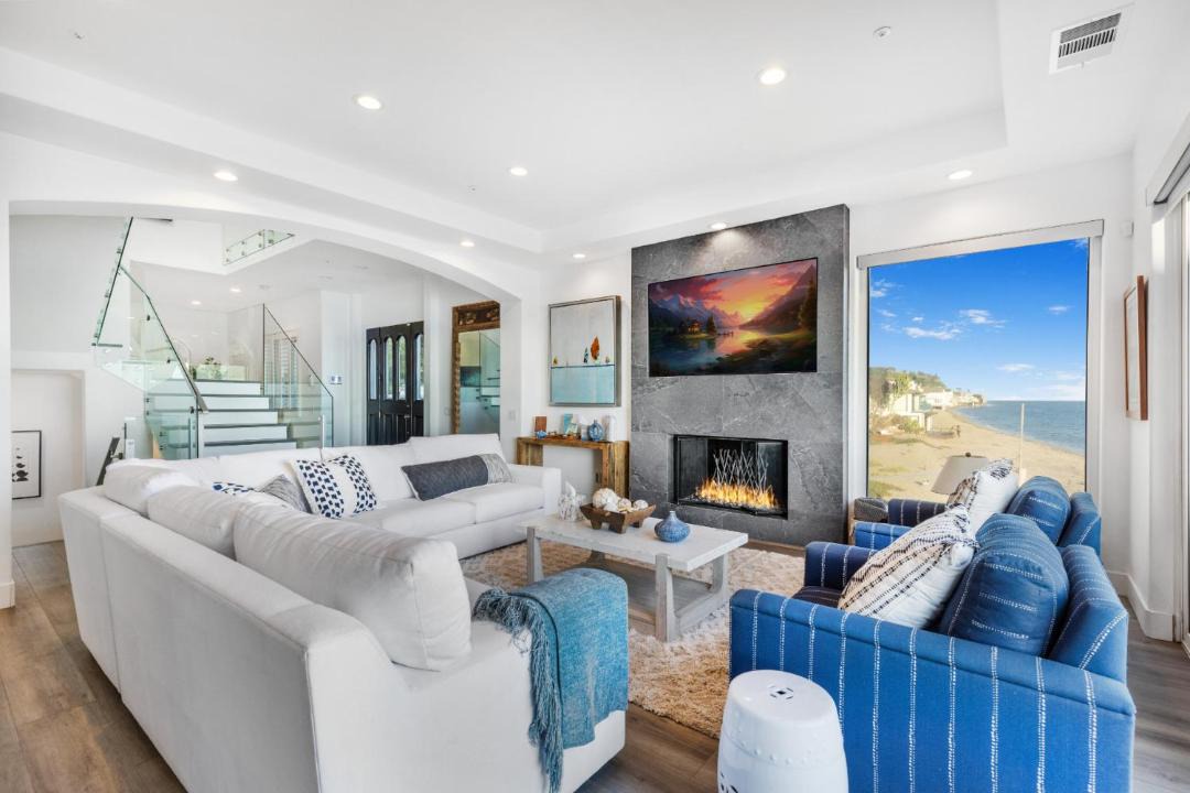 Photo of Livingroom in Central Malibu