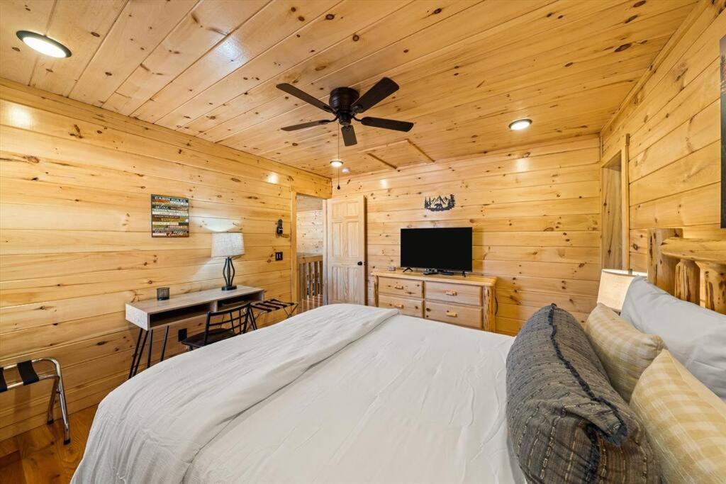 Photo of Bedroom in White Oak Lodge
