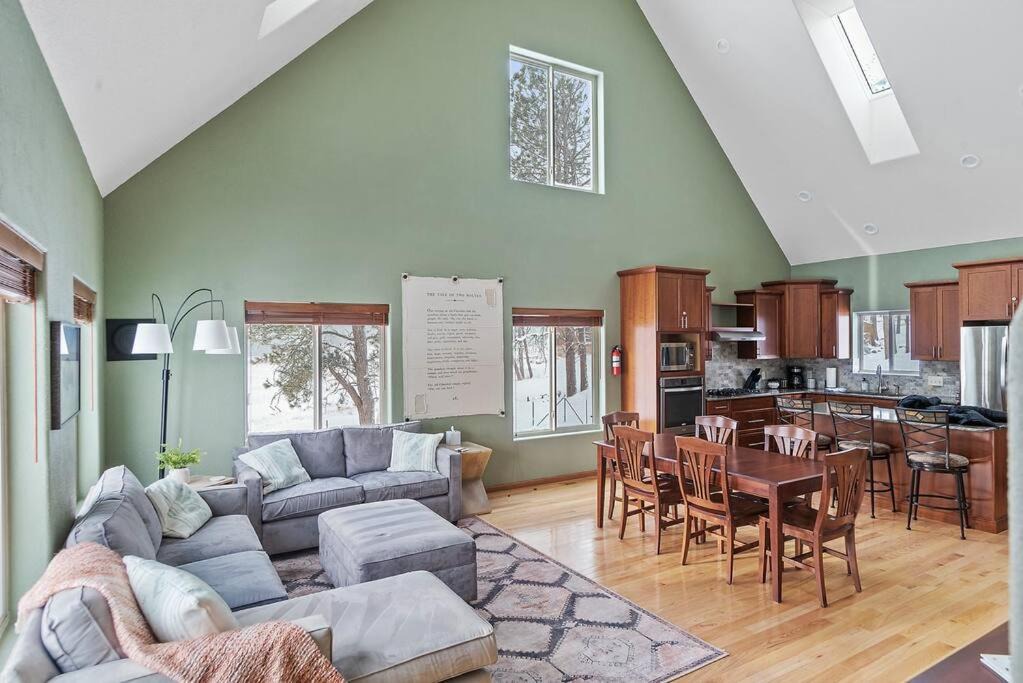Photo of Livingroom in Hill City
