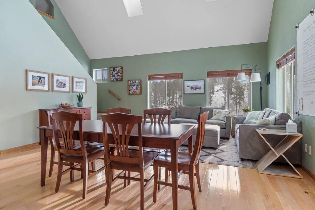 Photo of Livingroom in Hill City