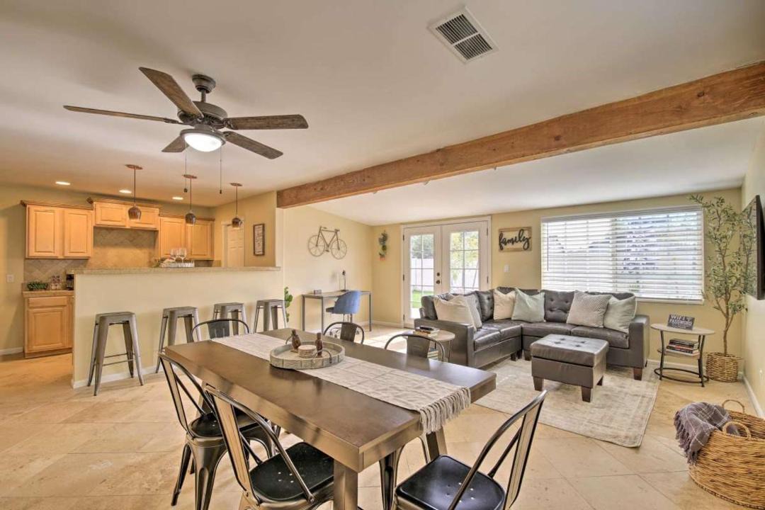 Photo of Livingroom in Papago Parkway