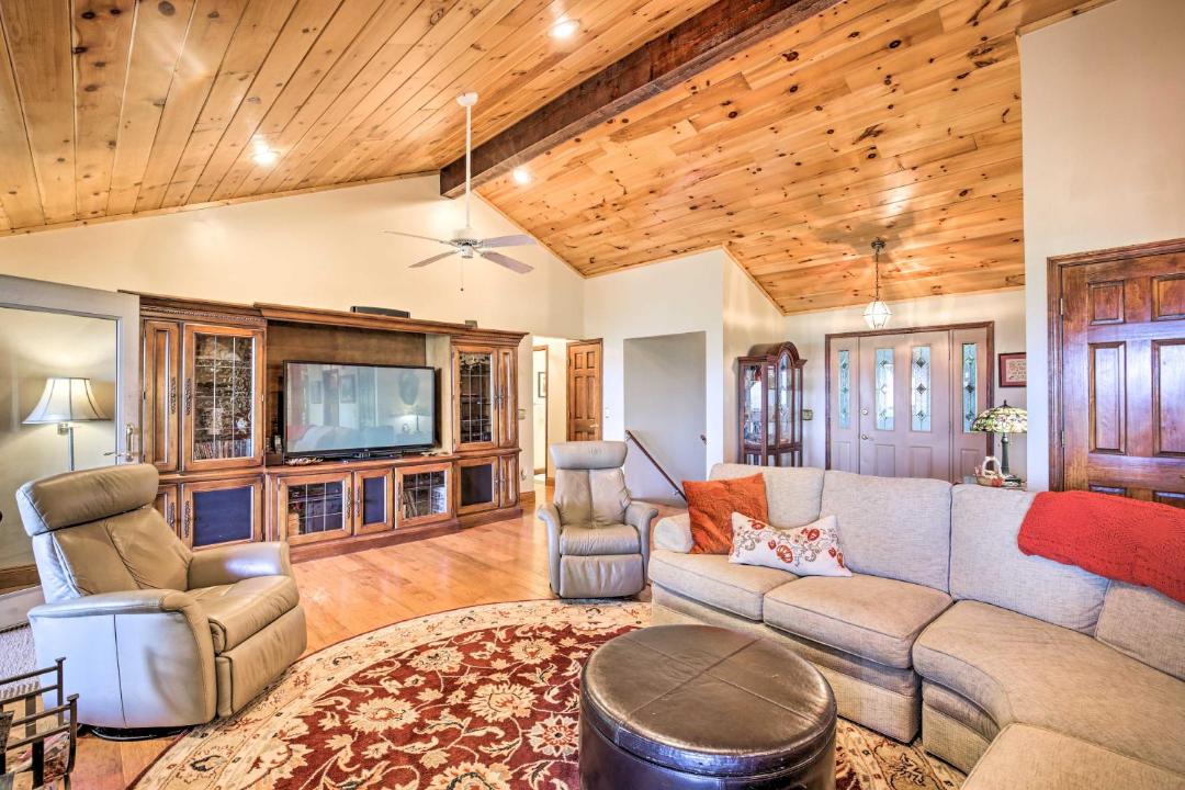 Photo of Livingroom in Hiawassee