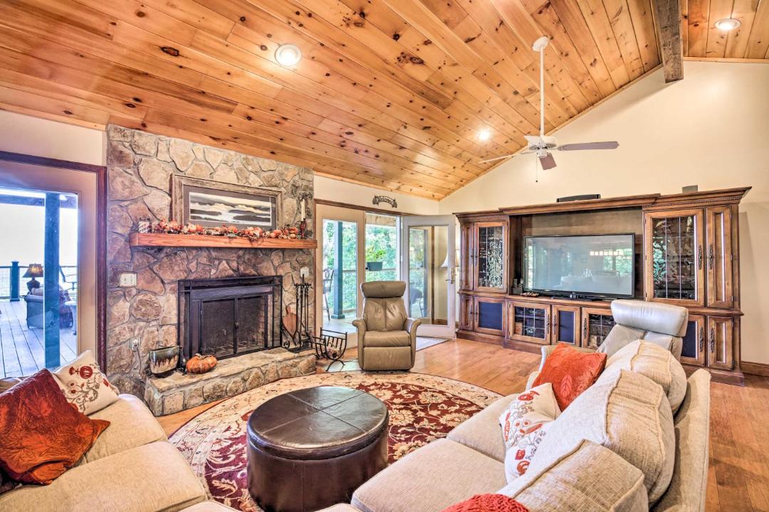 Photo of Livingroom in Hiawassee