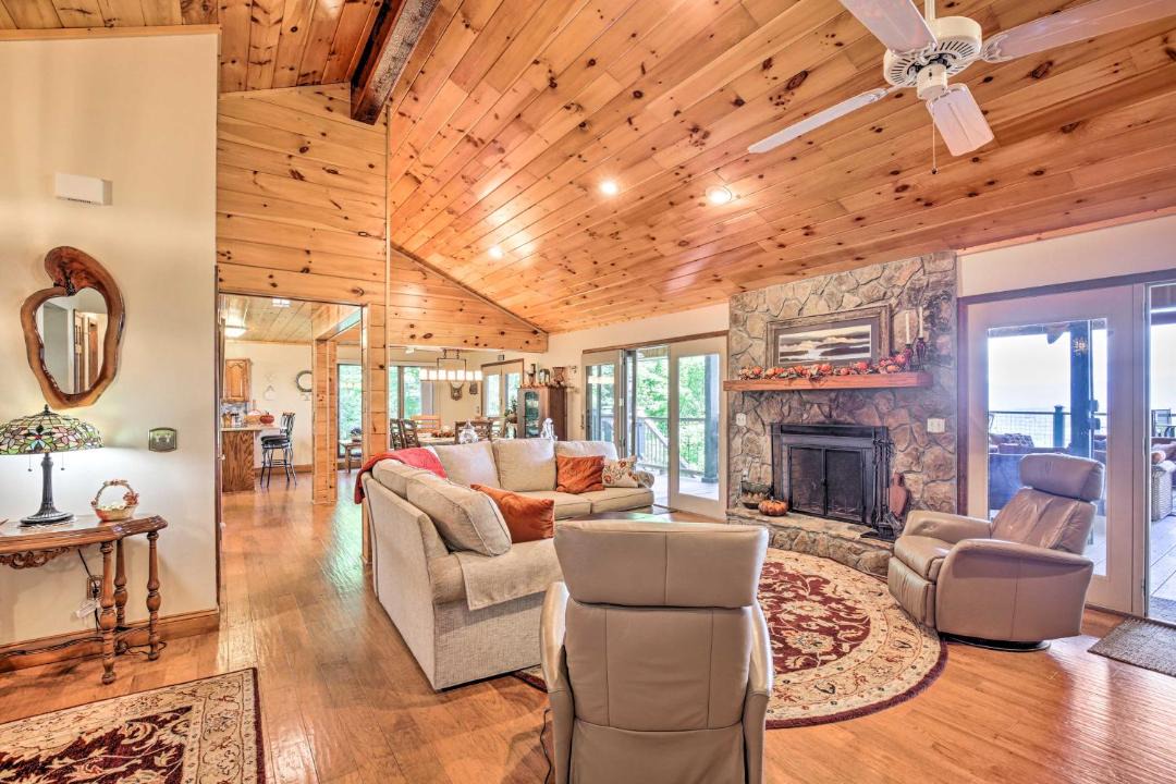 Photo of Livingroom in Hiawassee