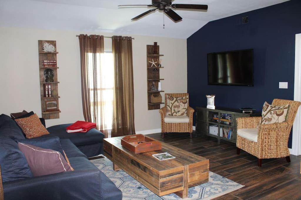 Photo of Livingroom in Pirates Beach
