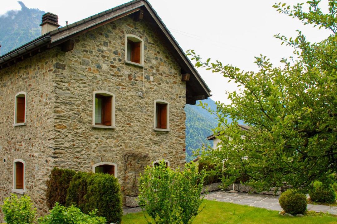 Photo of Buildings in Leontica
