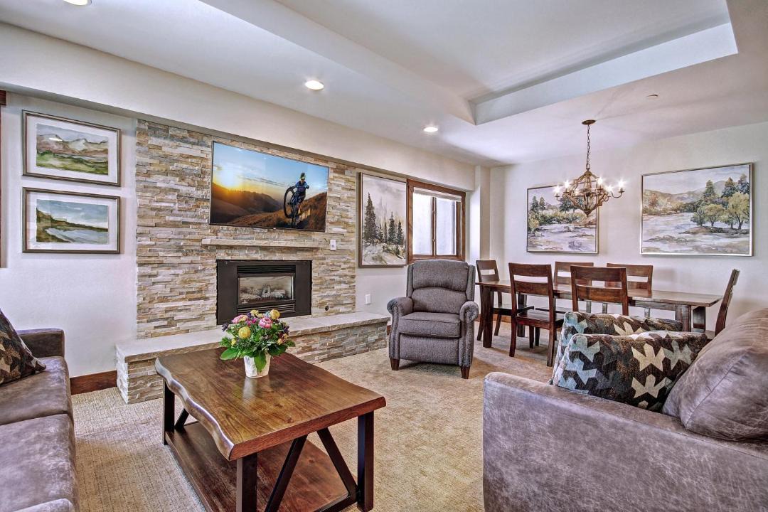 Photo of Livingroom in Peak 9
