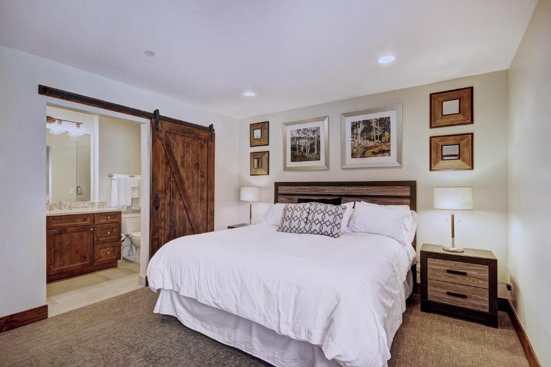 Photo of Bedroom in Peak 9