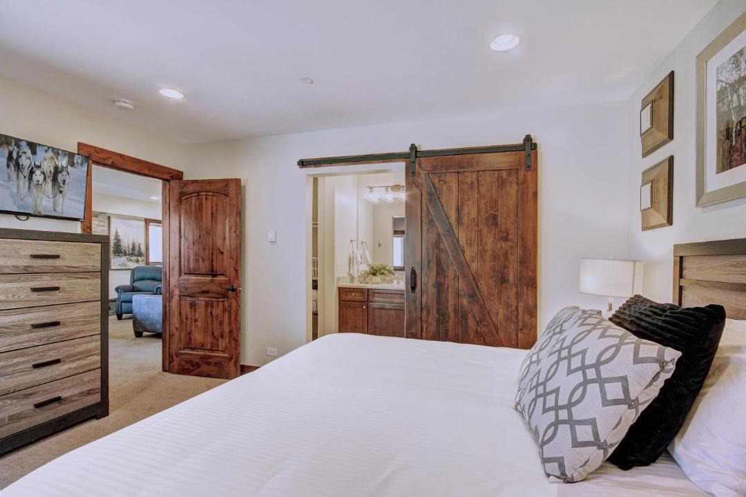 Photo of Bedroom in Peak 9