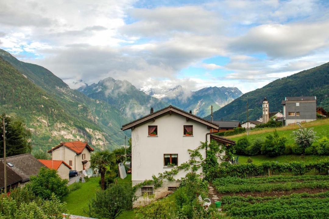 Photo of Buildings in Leontica
