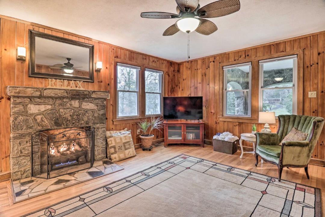 Photo of Livingroom in Pisgah Forest