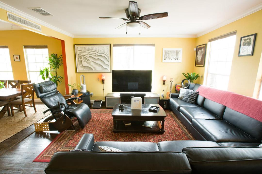 Photo of Livingroom in East Cesar Chavez