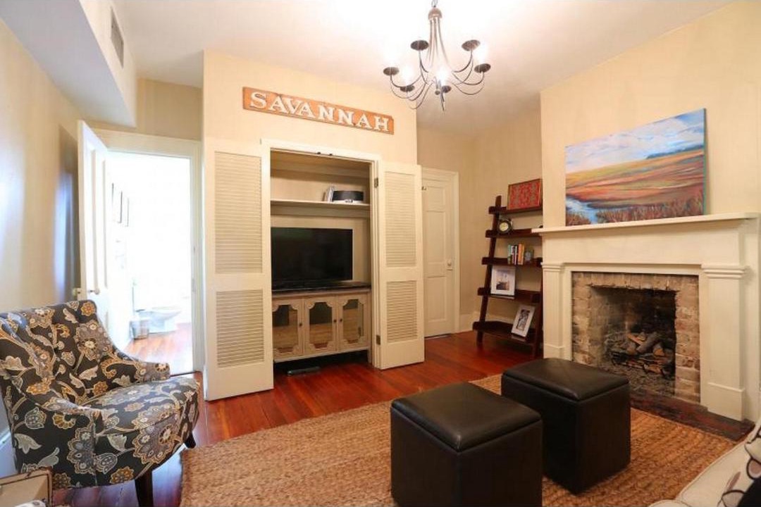 Photo of Livingroom in Historic District - North