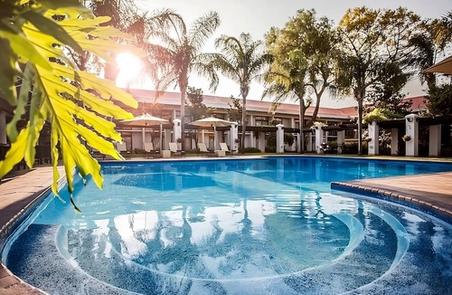 Gaborone House | Stay Close to Mokolodi Nature Reserve! Free Shuttle & Parking, Pool and Spa!