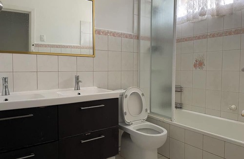 Bundoora House | A convenient and livable place for daily life（别墅大床双人间）