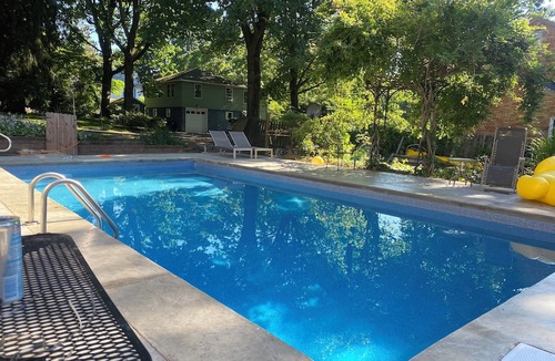 Dark Hollow Woods House | Spacious 5-bedroom house in Oakmont with WiFi, AC . 2 blocks from Oakmont C.C.
