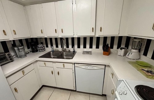 Arcadian Shores House | Seaside Escape in Myrtle Beach: Steps from beach!