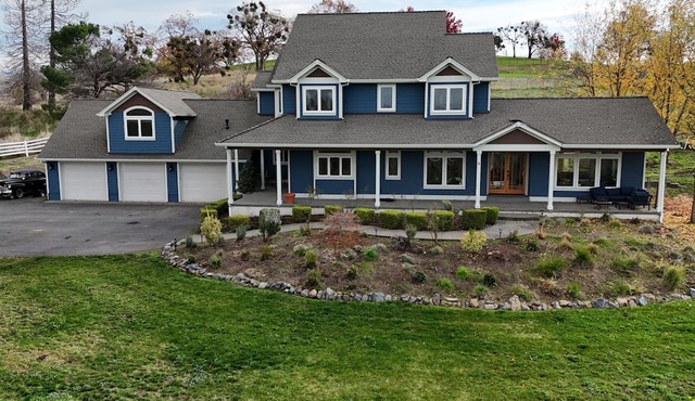 The R&R is a large 5-bedroom house in beautiful Ashland…amazing sunset views,