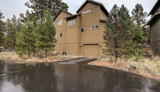 Stylish Luxury Cabin with Hot Tub near Deschutes River Trail on Resort in Bend, Oregon