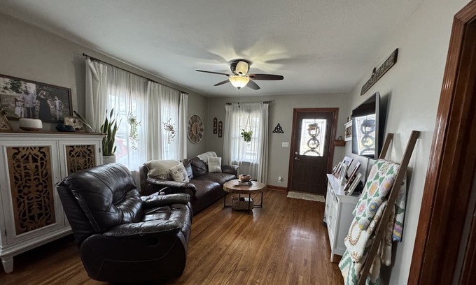 Mount Carmel House | 2024 Solar Eclipse Full Totality Location! 2 Bedroom 1 Bath Home